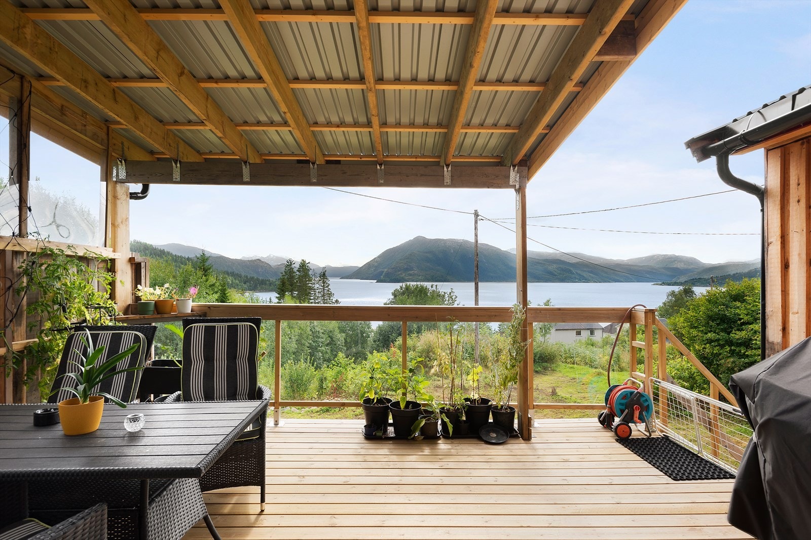 Uteplassen er usjenerende med lite innsyn, og store deler av den er takoverbygd. Galleribilde