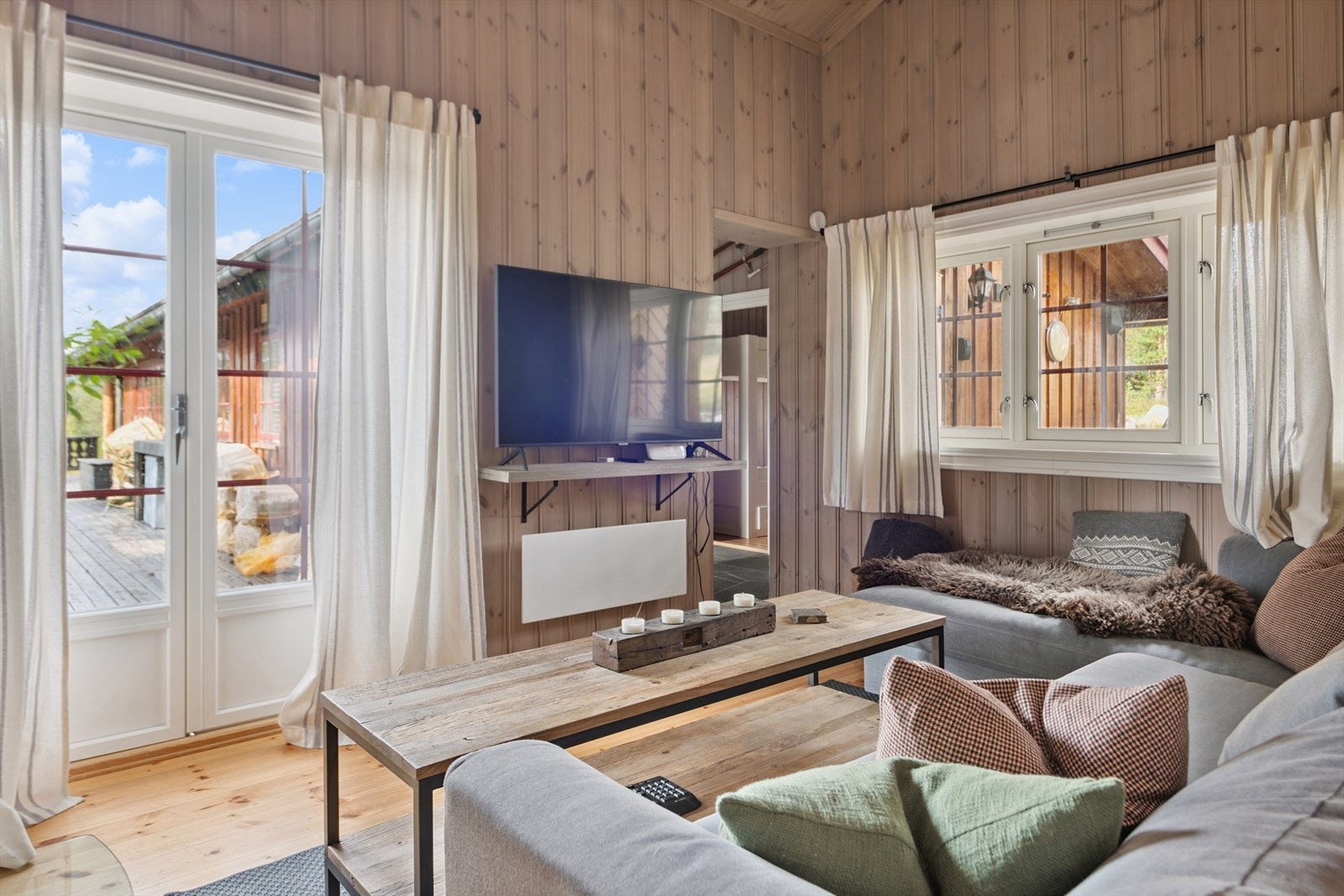 Også denne stuen har utgang til verandaen, noe som binder ute- og inneområdene godt sammen. Galleribilde