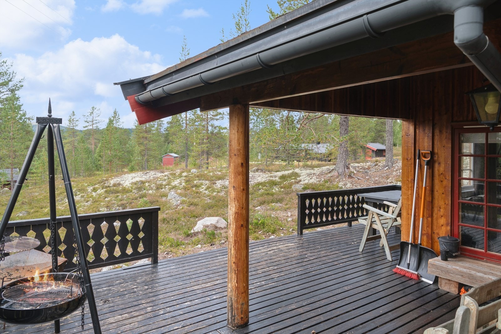 En del av verandaen er overbygget, noe som gir ly for vær og vind. Galleribilde