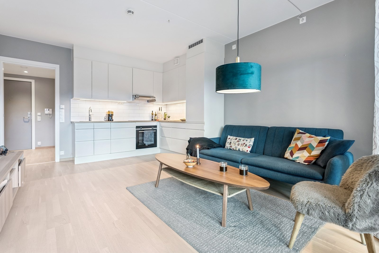 Leiligheten har en åpen og sosial planløsning mellom stue og kjøkken. Galleribilde