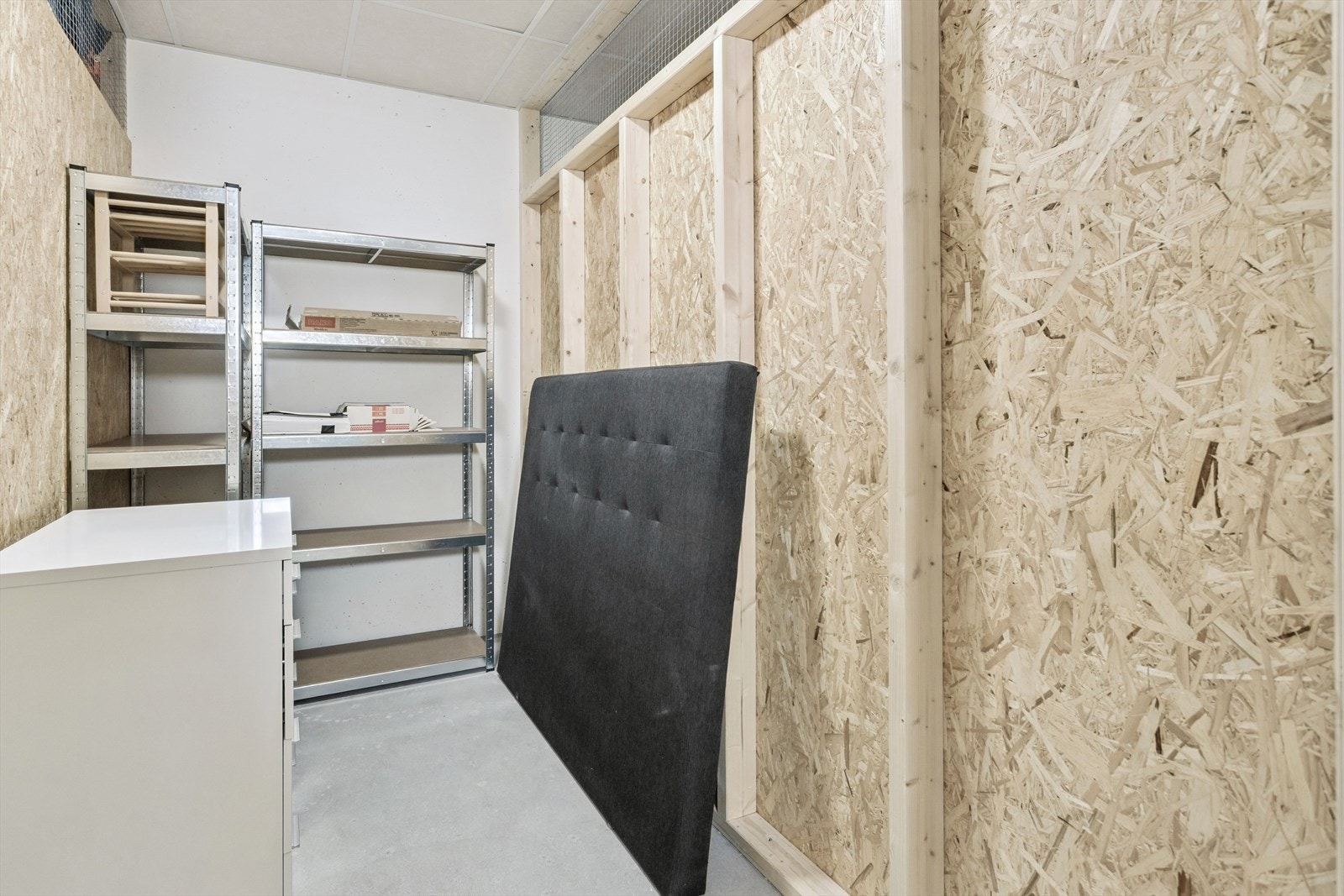 Leiligheten disponerer en ekstern bod på 5 m² i 1. etasje, som gir ekstra lagringsmuligheter. Galleribilde