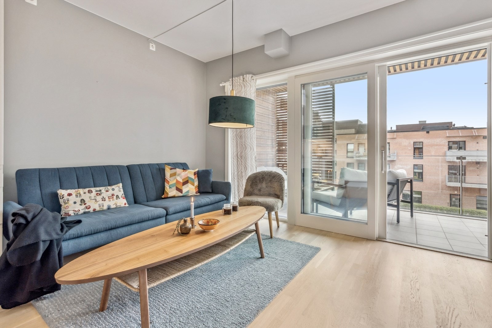 Den brede skyvedøren i glass gir rikelig med lys og en sømløs overgang til balkongen. Galleribilde