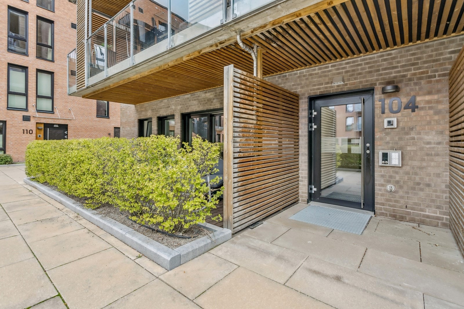 Inngangsparti med pent opparbeidet uteareal. Galleribilde