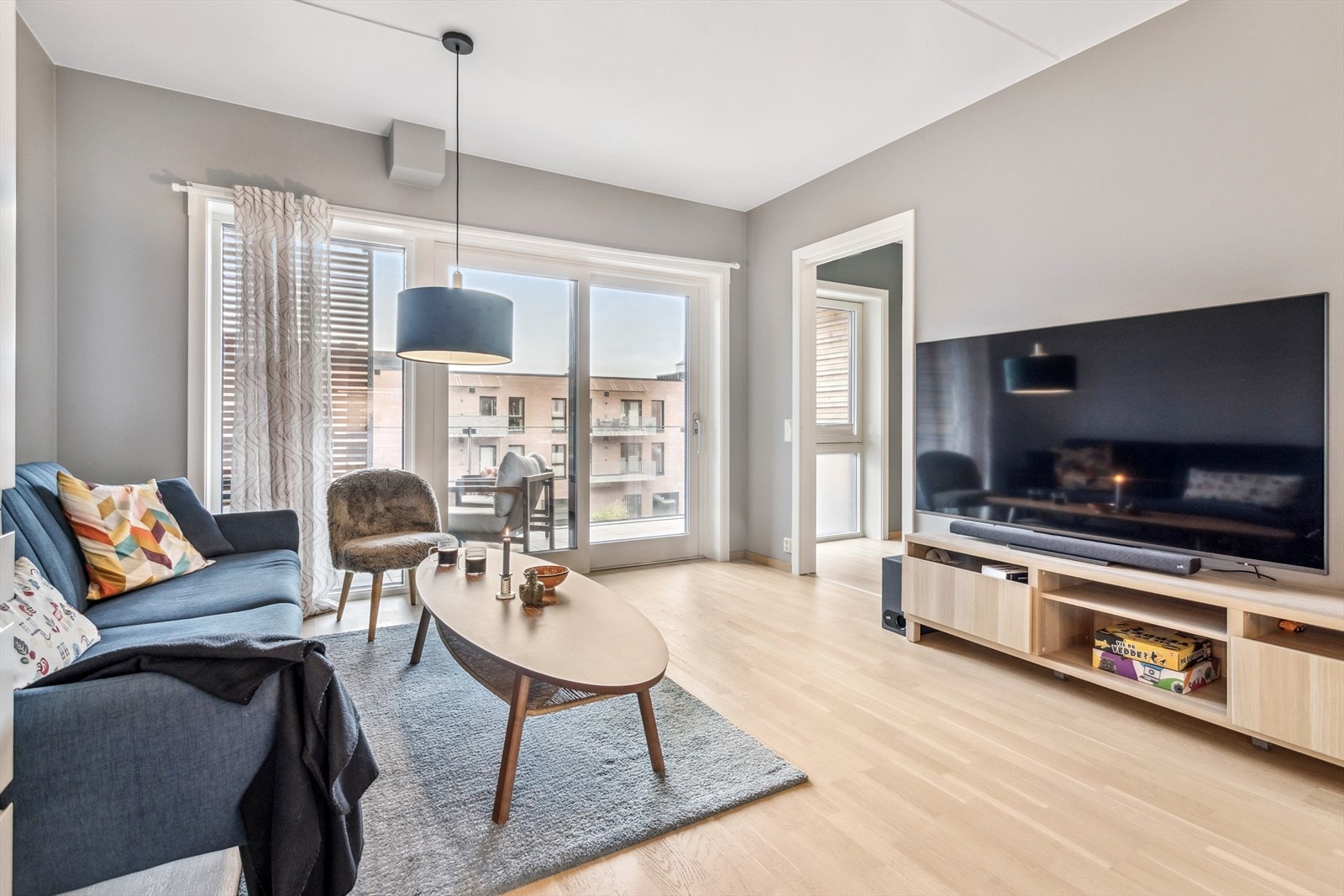 Stuen er et lyst og sentralt rom med gjennomgående parkett og fleksible møbleringsmuligheter. Galleribilde