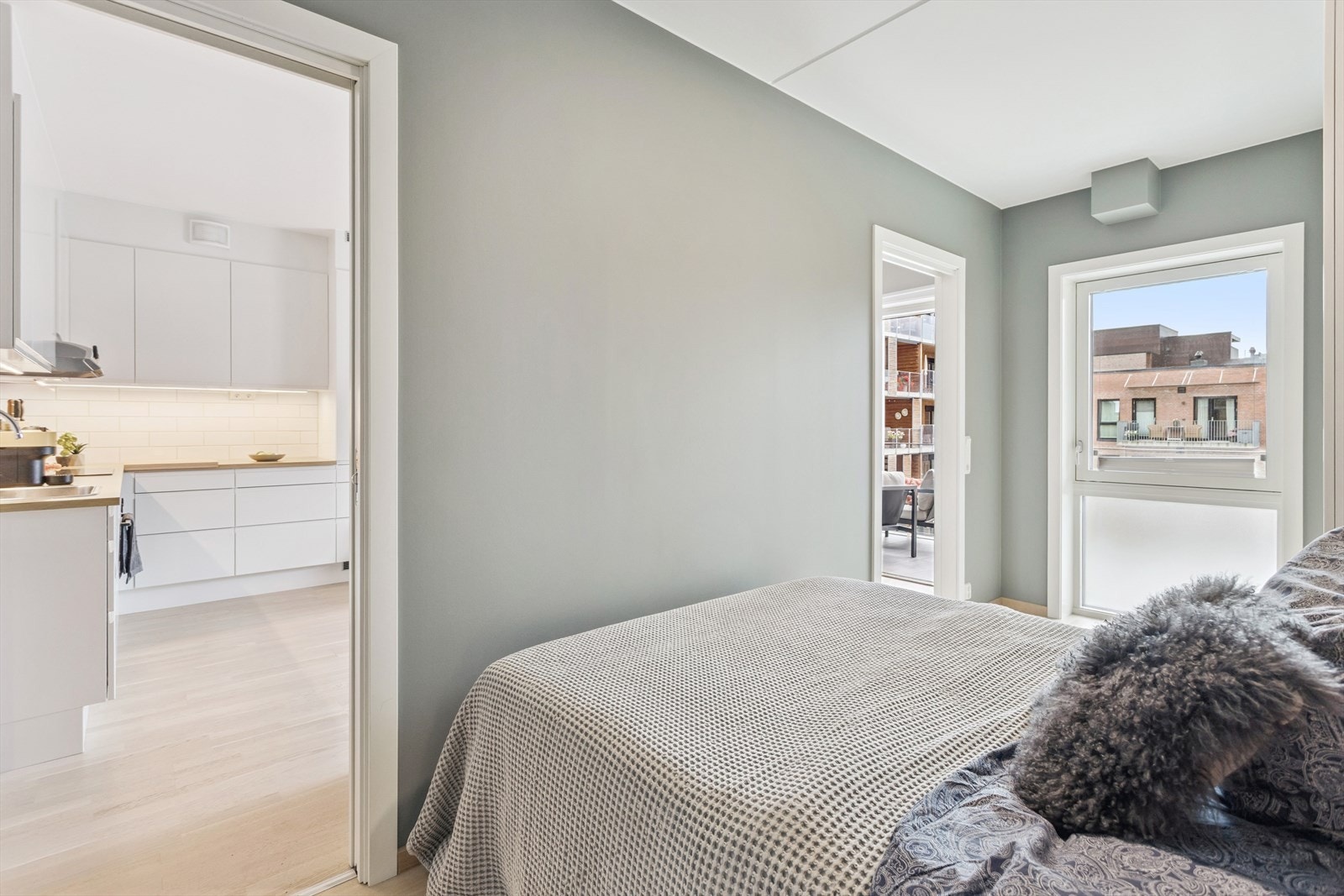 Fra soverommet er det enkel adkomst til resten av leilighetens funksjoner. Galleribilde