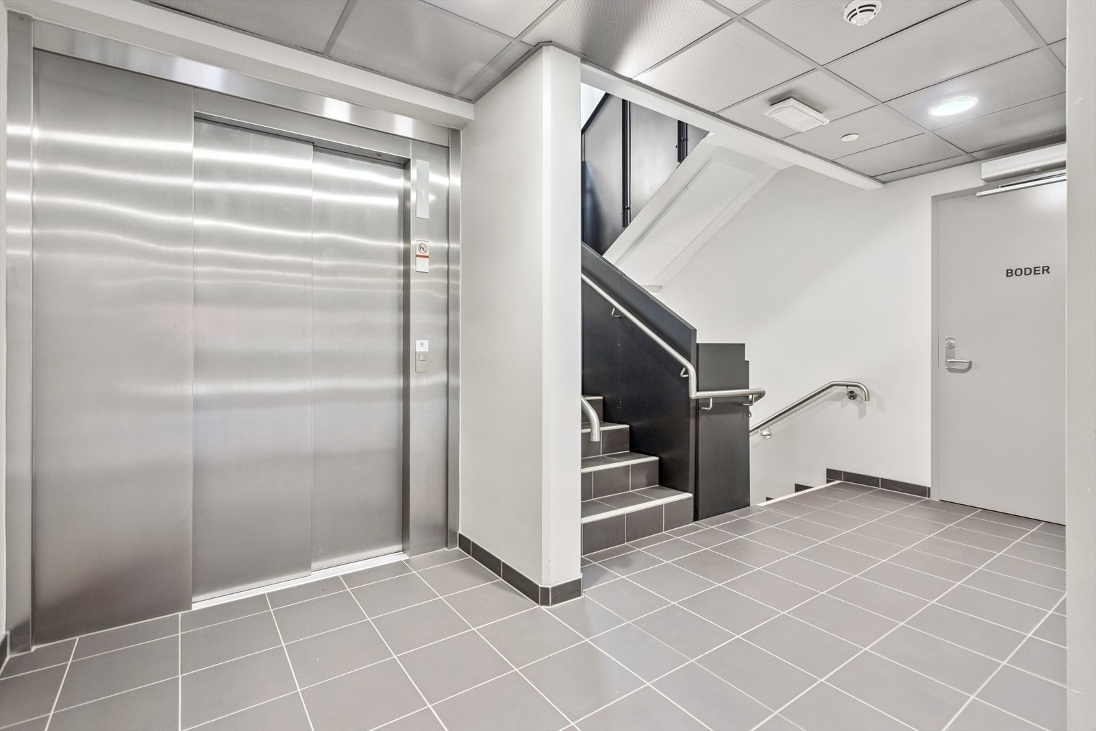 Bygget har heis, som gir enkel og trinnfri adkomst fra inngangspartiet til leiligheten i 3. etasje. Galleribilde