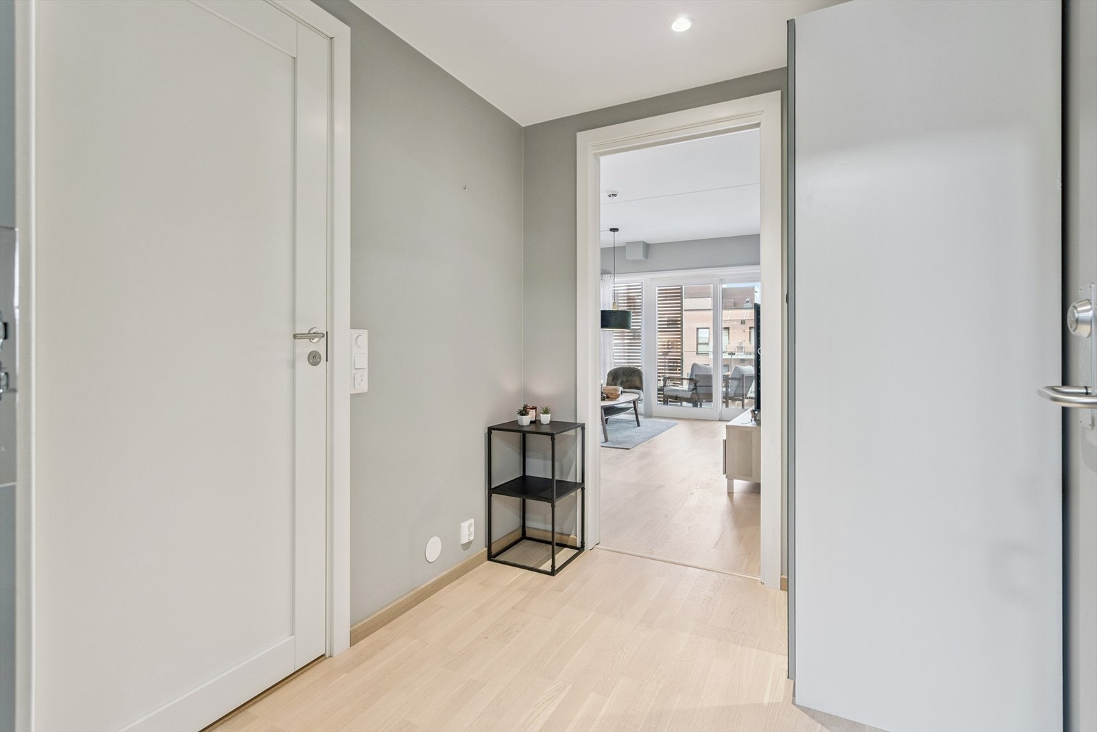 Fra entréen åpner leiligheten seg opp og gir direkte tilgang til stue og kjøkken. Galleribilde