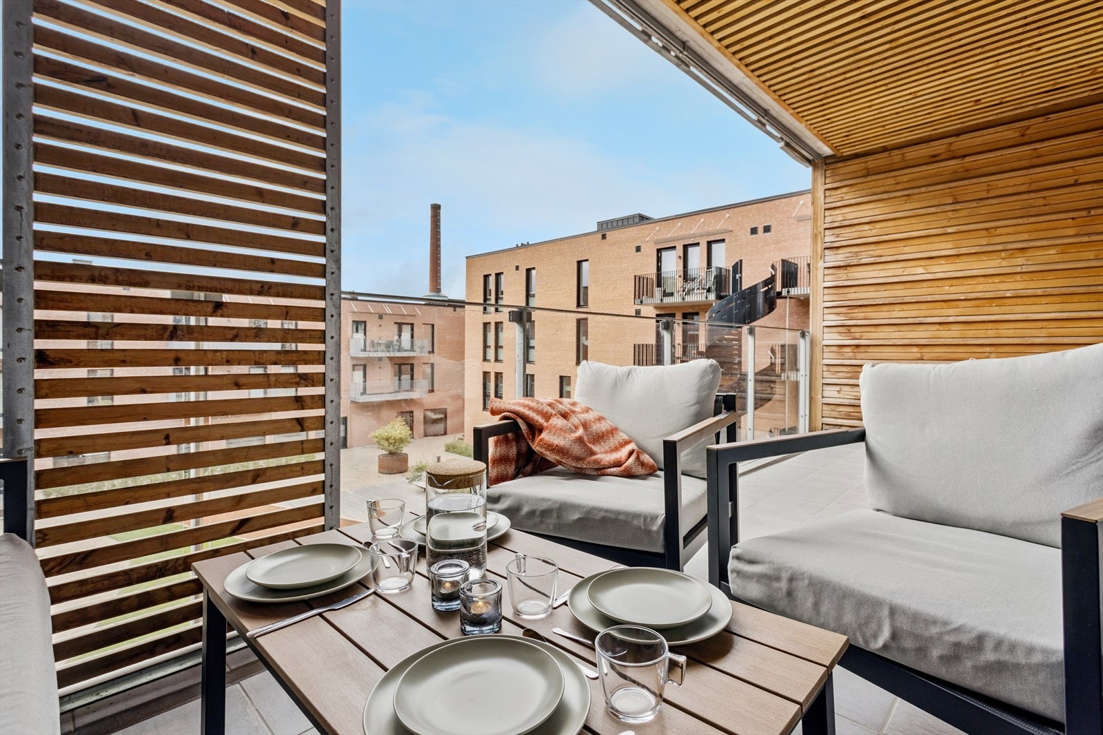 Et flyttbart felt i treverk og metall gir mulighet for skjerming etter behov. Galleribilde