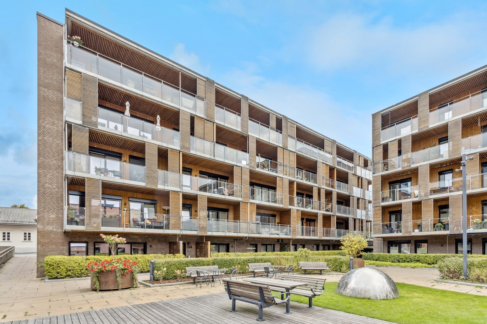 Det pent opparbeidede gårdsrommet er et hyggelig fellesområde for beboerne. Galleribilde