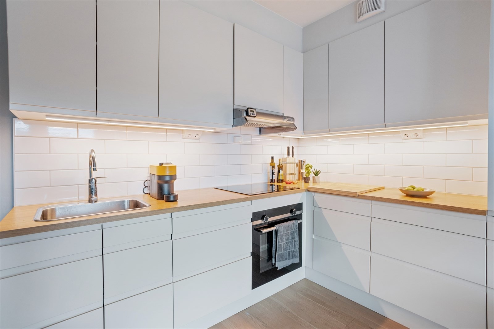 Kjøkkeninnredningen fra HTH har slette fronter, integrerte hvitevarer og god lagringsplass. Galleribilde