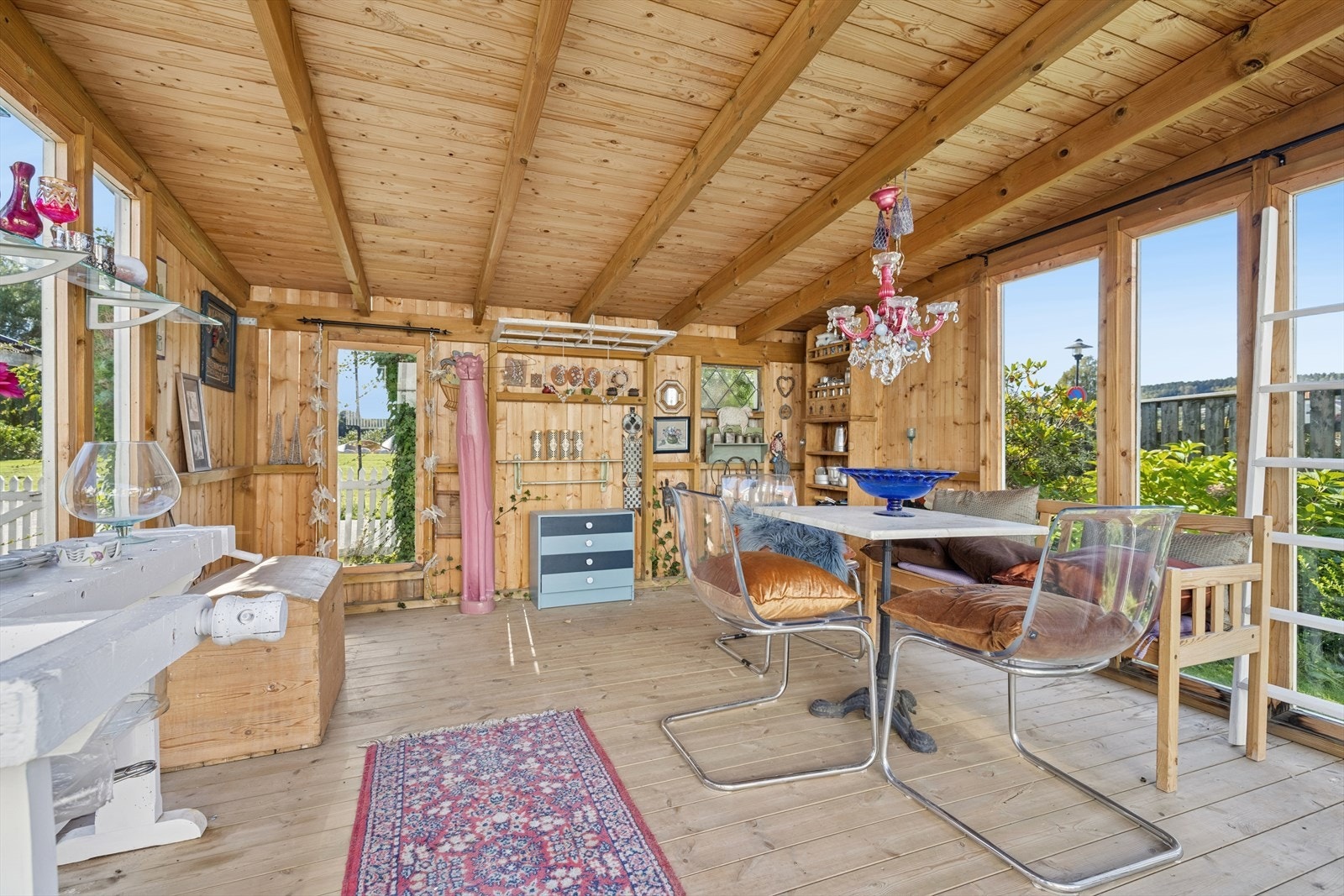 Hagestuen har gode lysforhold med store glassflater, og gir en lun og skjermet atmosfære - perfekt som et hyggelig oppholdsrom, hobbyrom, lekerom for barna, eller som et sosialt samlingspunkt gjennom store deler av året. Galleribilde