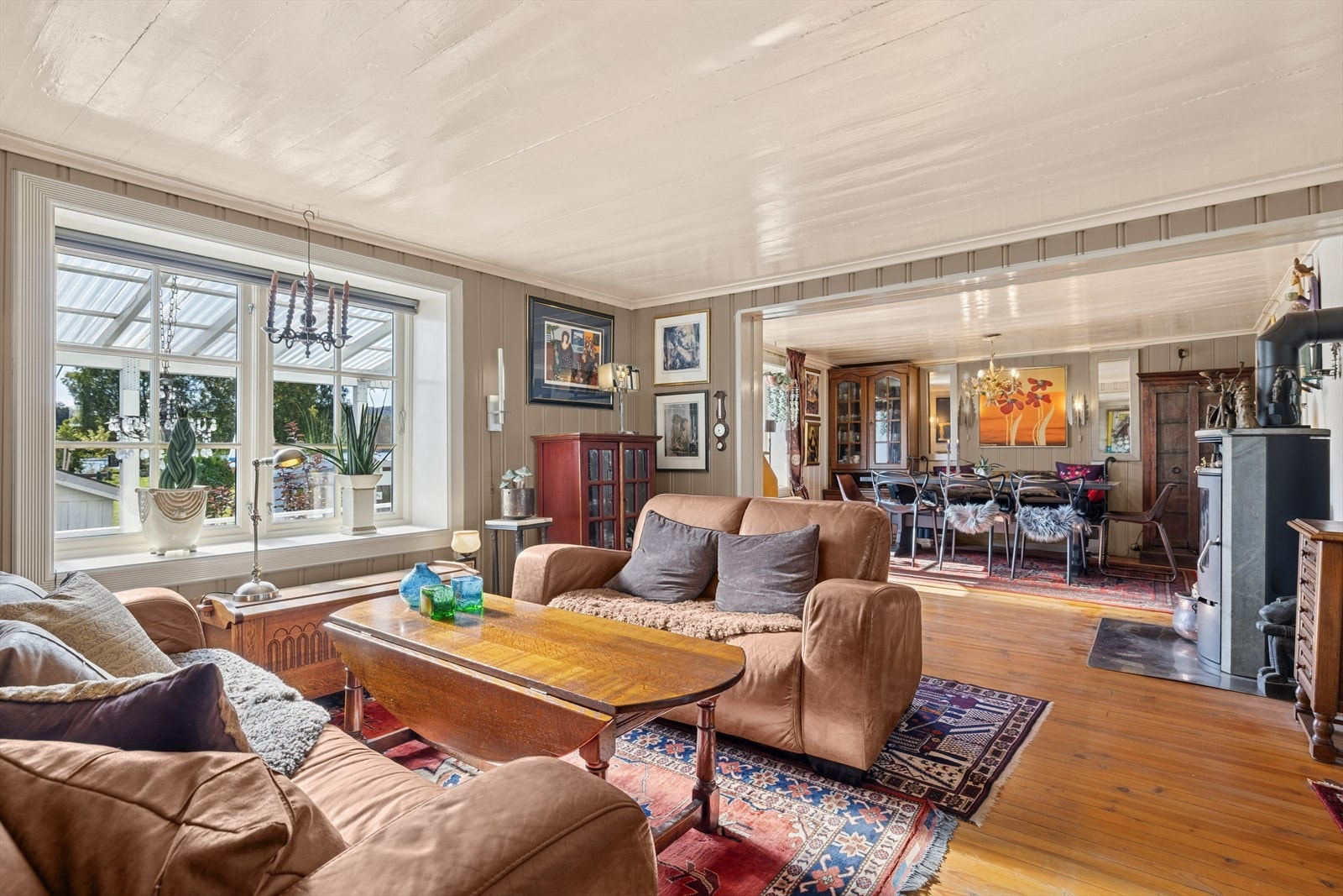 Det er en vedovn fra ca. 2010 gir ekstra varme og hygge på kjølige dager. Galleribilde