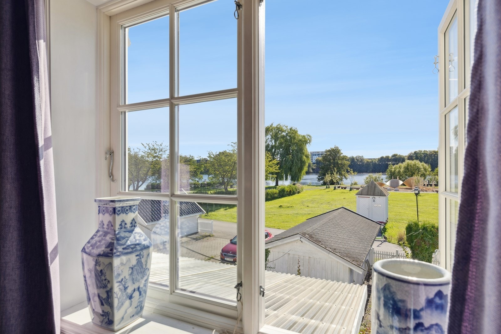 Fantastisk utsikt fra soverommet utover Bakkestranda. Galleribilde