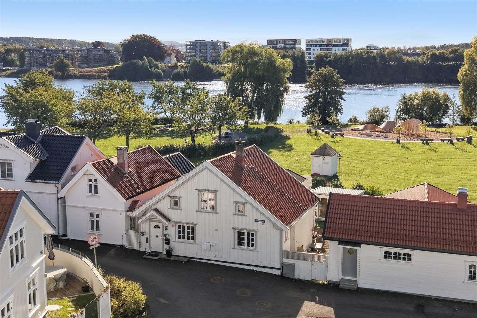 Området er sjarmerende og hyggelig, preget av hovedsakelig eldre, bevaringsverdig bebyggelse som gir et unikt og innbydende bomiljø. Galleribilde