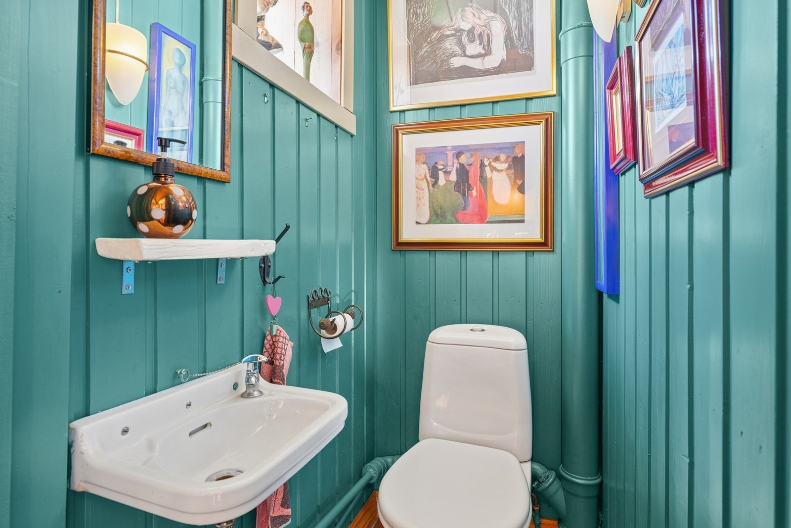 Vaskerommet i 1. etasje fra 2000 har fliser på gulv og malt tapet/panel på vegger, med panel i himling. Rommet er utstyrt med toalett, servant og opplegg for vaskemaskin. Det er naturlig ventilasjon via åpningsbart vindu. Galleribilde