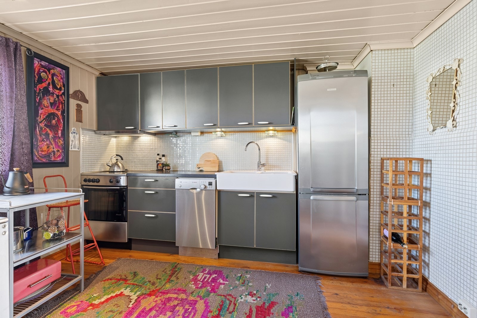 Kjøkkenet har innredning fra ca. 2007 med moderne, glatte fronter og laminert benkeplate. Praktisk mekanisk avtrekk og plass til alle nødvendige hvitevarer. VVS er oppgradert til rør-i-rør-system for trygghet og enkel vedlikehold. Galleribilde