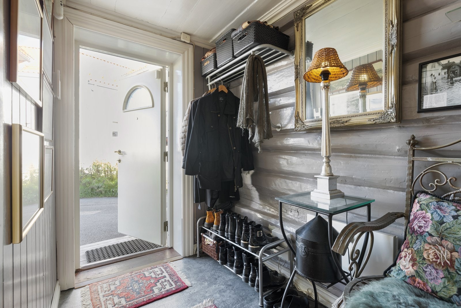 Velkommen inn i en lys og innbydende entré med god plass til oppbevaring av yttertøy. Galleribilde