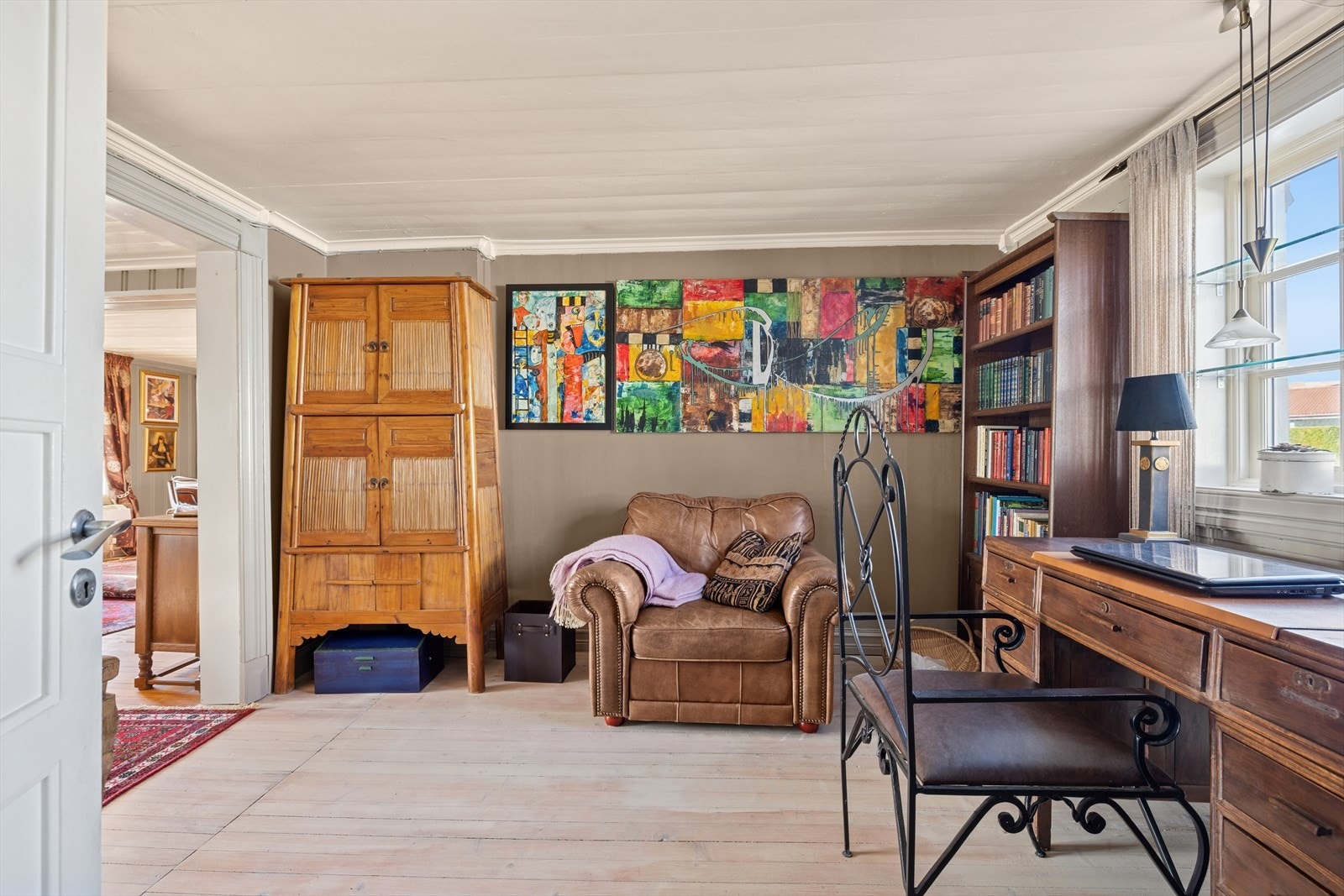 Rommet er innredet som kontor i dag, og gir en praktisk og rolig arbeidsplass med gode lysforhold. Perfekt til hjemmekontor, studier eller hobby. Galleribilde