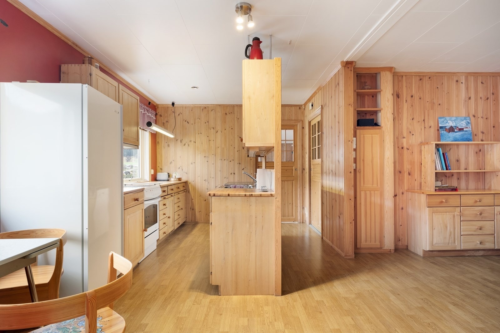 Kvitevarer er frittståande og består av komfyr, oppvaskmaskin og kjøleskåp. Ved kjøkkenet er det også plass til eit kjøkkenbord. Galleribilde