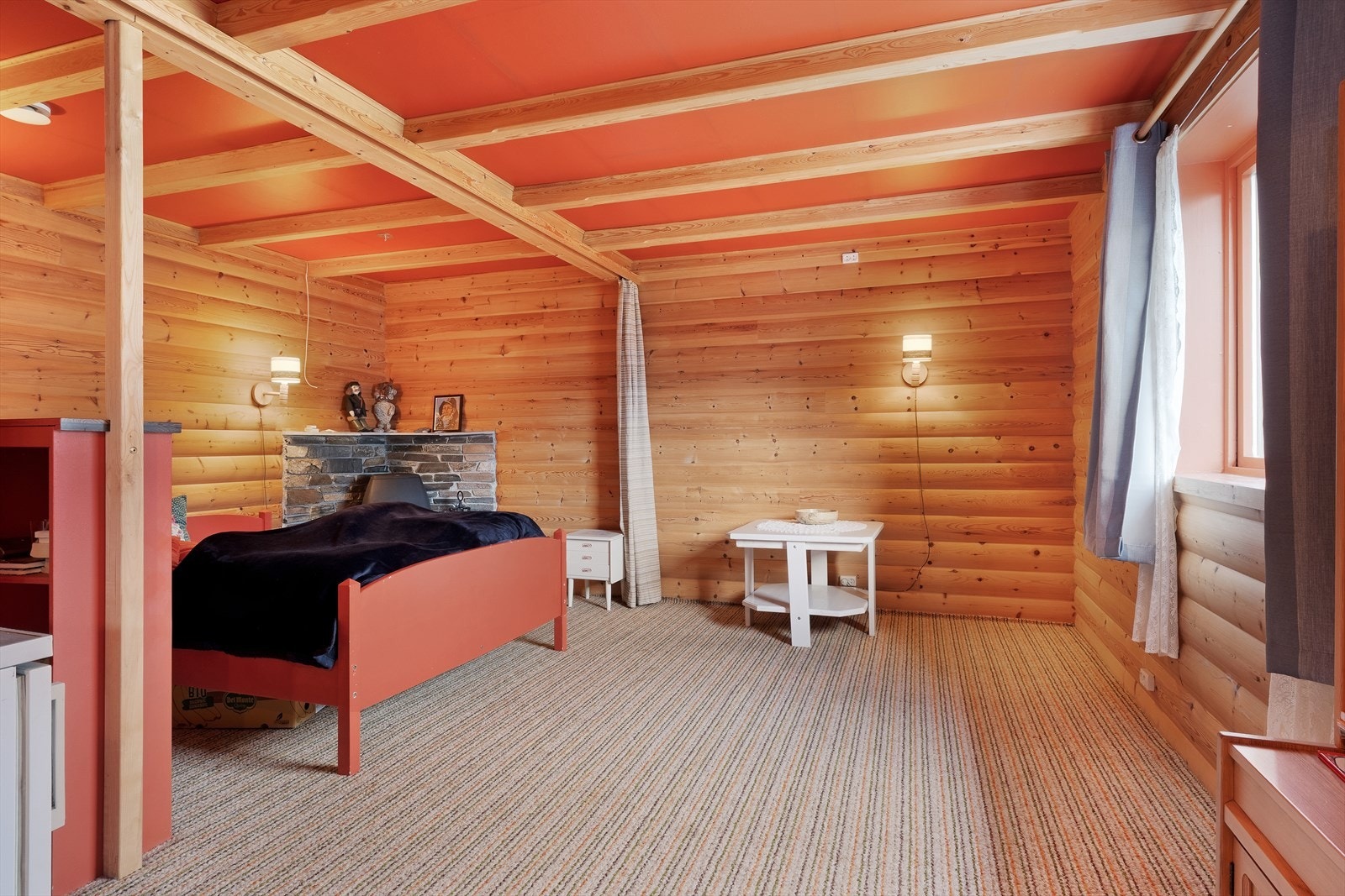 Kjellarstova er av god storleik med plass til sittegruppe. I del av stova er det ei liten kjøkkenkrok. Galleribilde