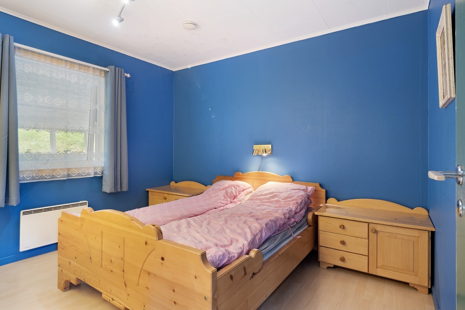 Hovedsoverom med plass til dobbeltseng og garderobeskåp. Galleribilde