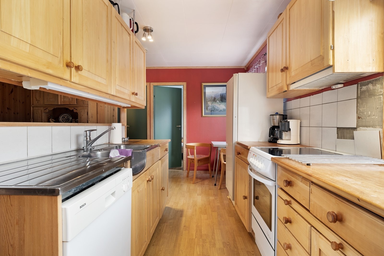 Kjøkkenet har innreiing av heiltre som er bygd av eigar. Det er god lagringsplass i både over-og underskåp. Galleribilde