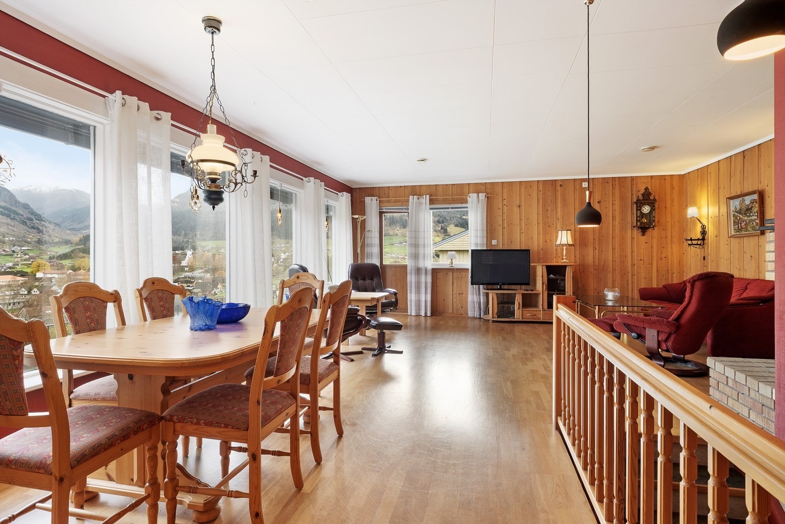 Stova har ei fin utforming og kan lett innreiast med fleire sittesoner. Galleribilde