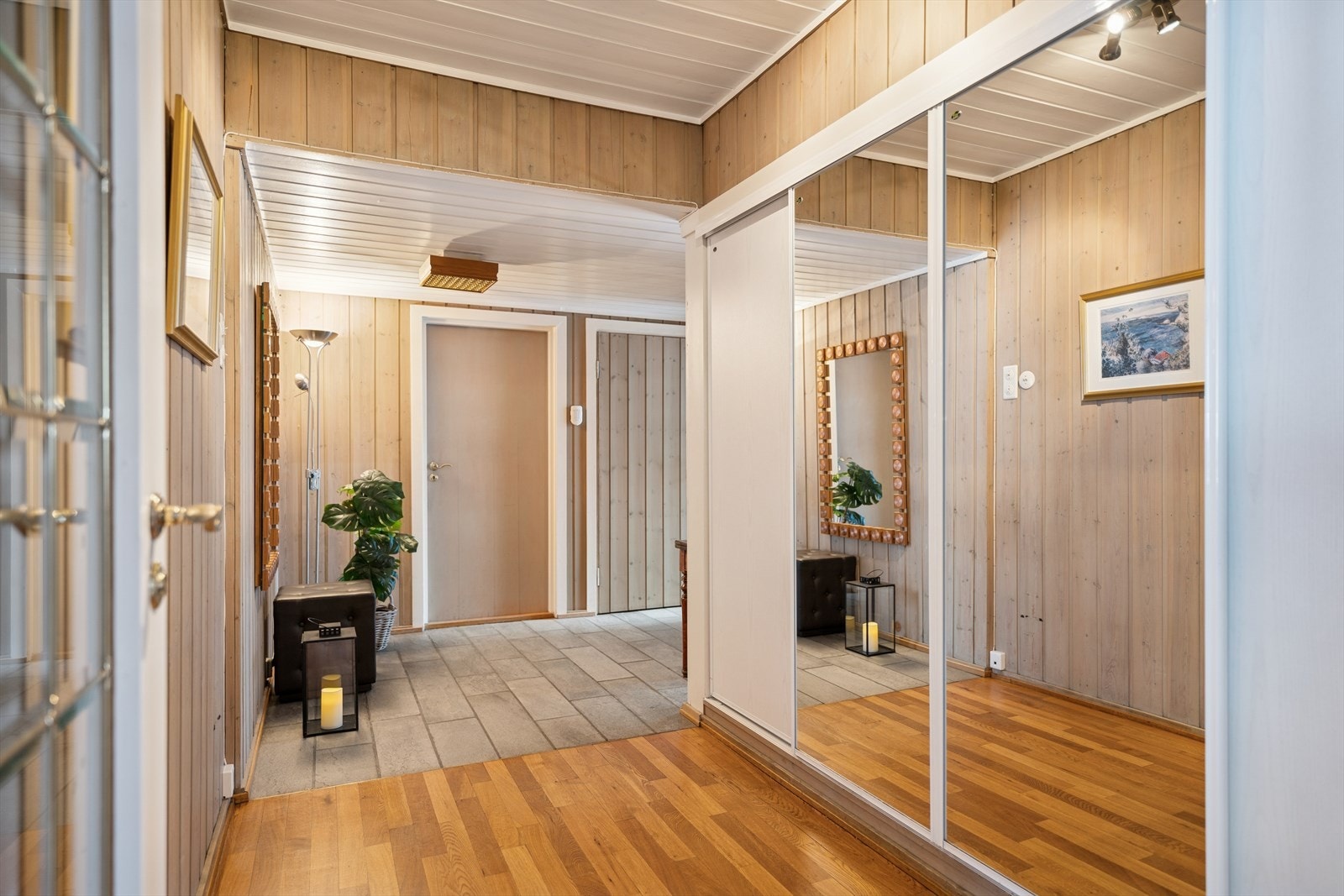 Lys og hyggelig entré med gulvvarme og praktisk innebygget skyvedørsgarderobe. Galleribilde