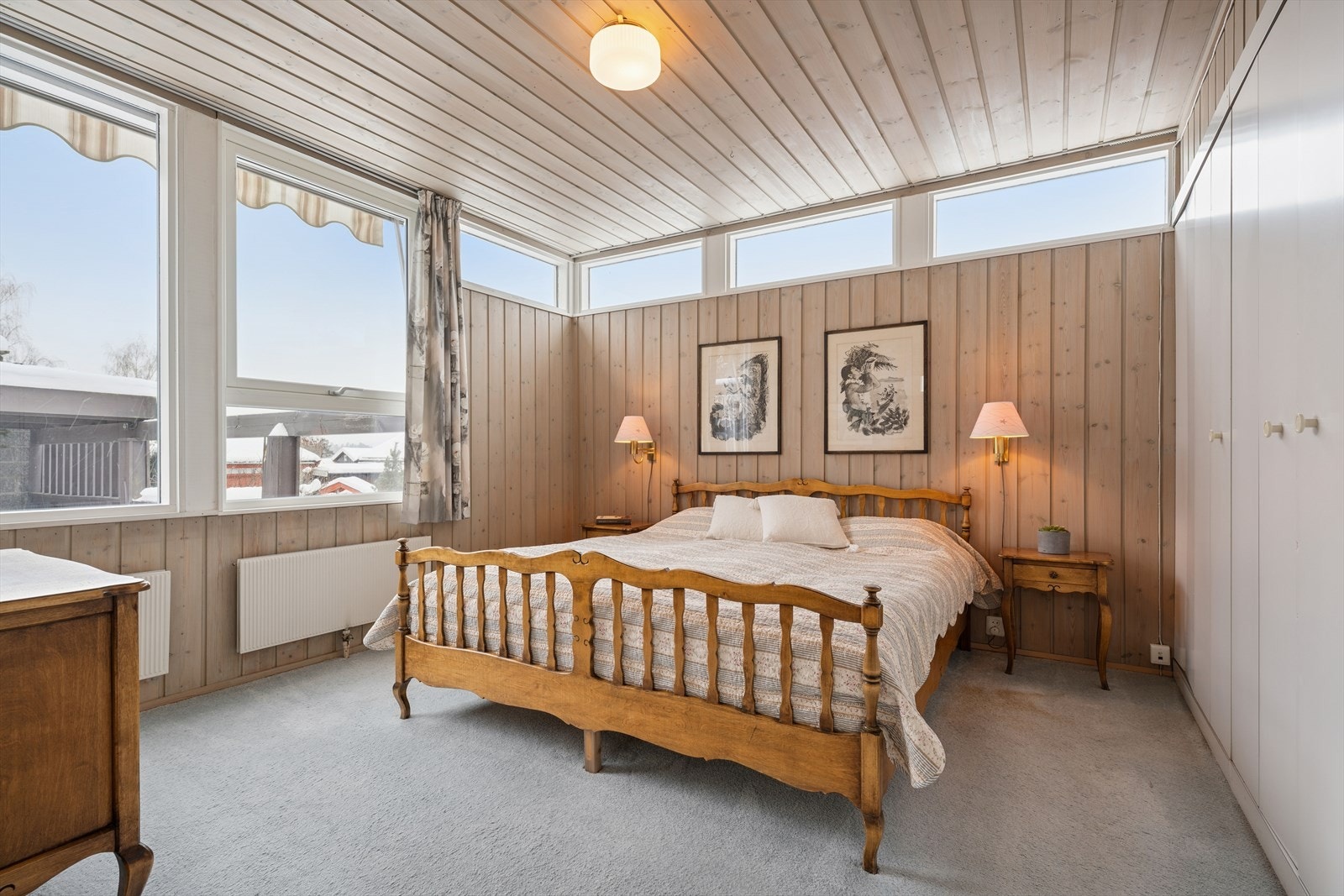 God garderobeløsning og separat walk-in-closet Galleribilde