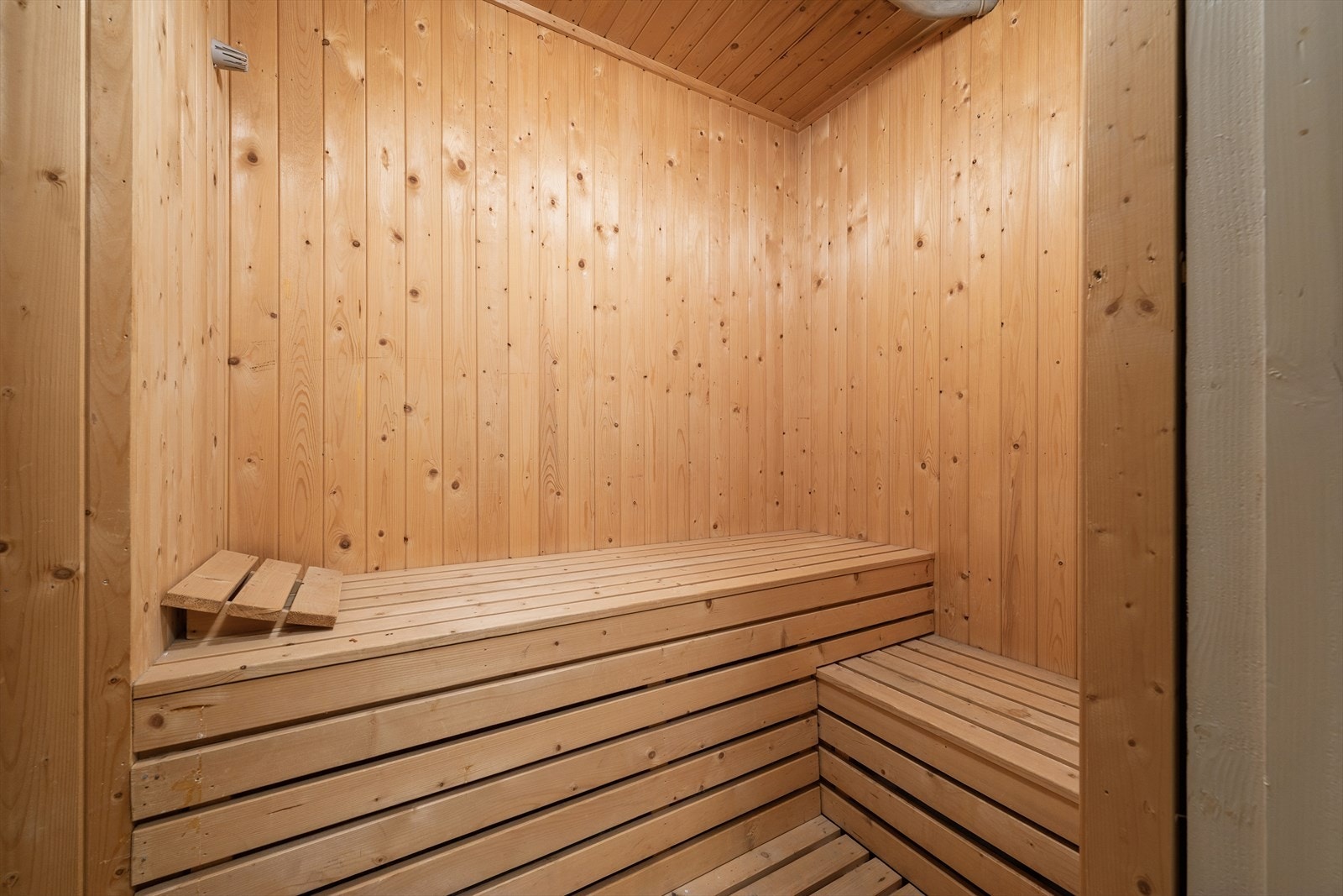 Herlig badstue med plass for flere personer. Elektrisk badstueovn. Galleribilde