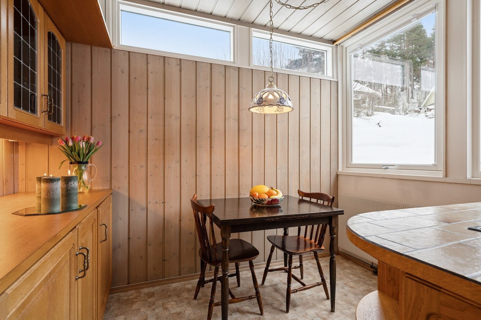 Det er anledning for å ha et lite frokostbord i rommet. Galleribilde