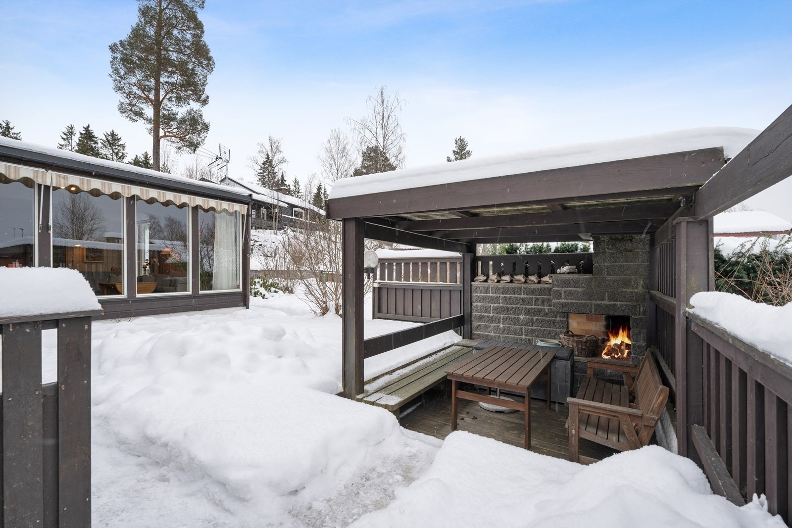 Hyggelig overbygget utestue med peis. Galleribilde