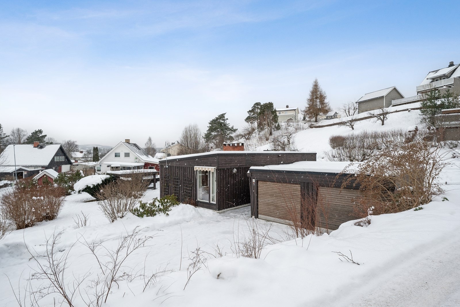Parkering i dobbelgarasje samt på romslig brosteinsbelagt gårdsplass. Galleribilde
