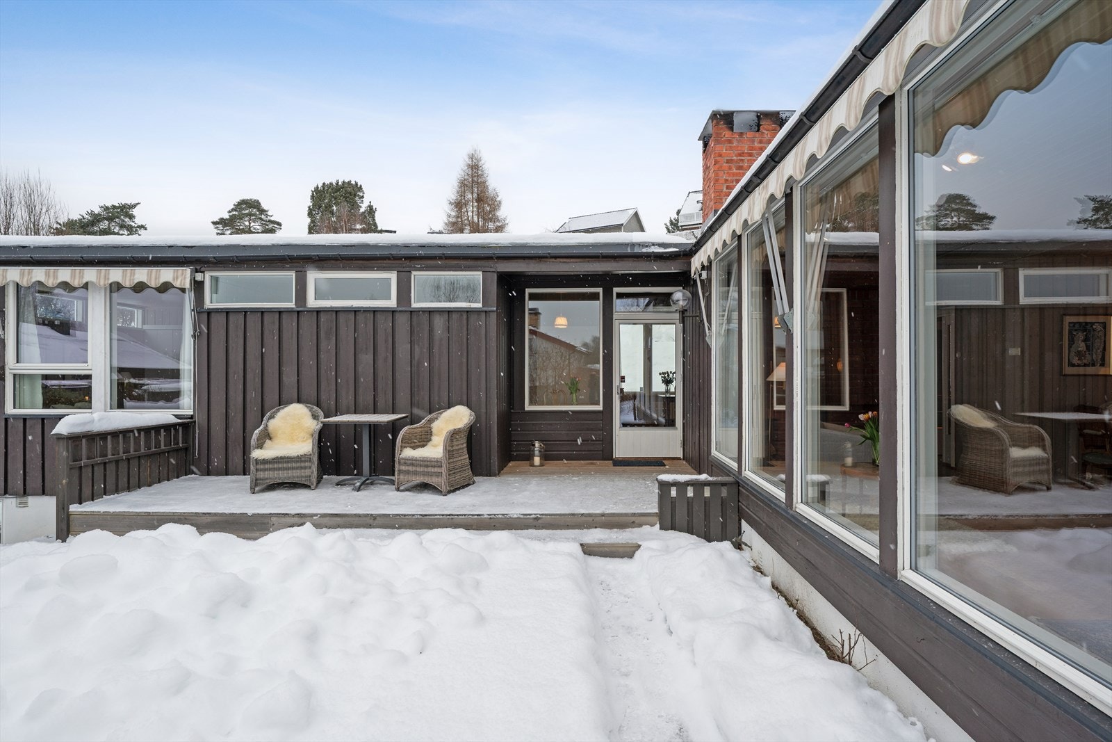 Stor og godt skjermet terrasse med god plass for utemøblement. Galleribilde