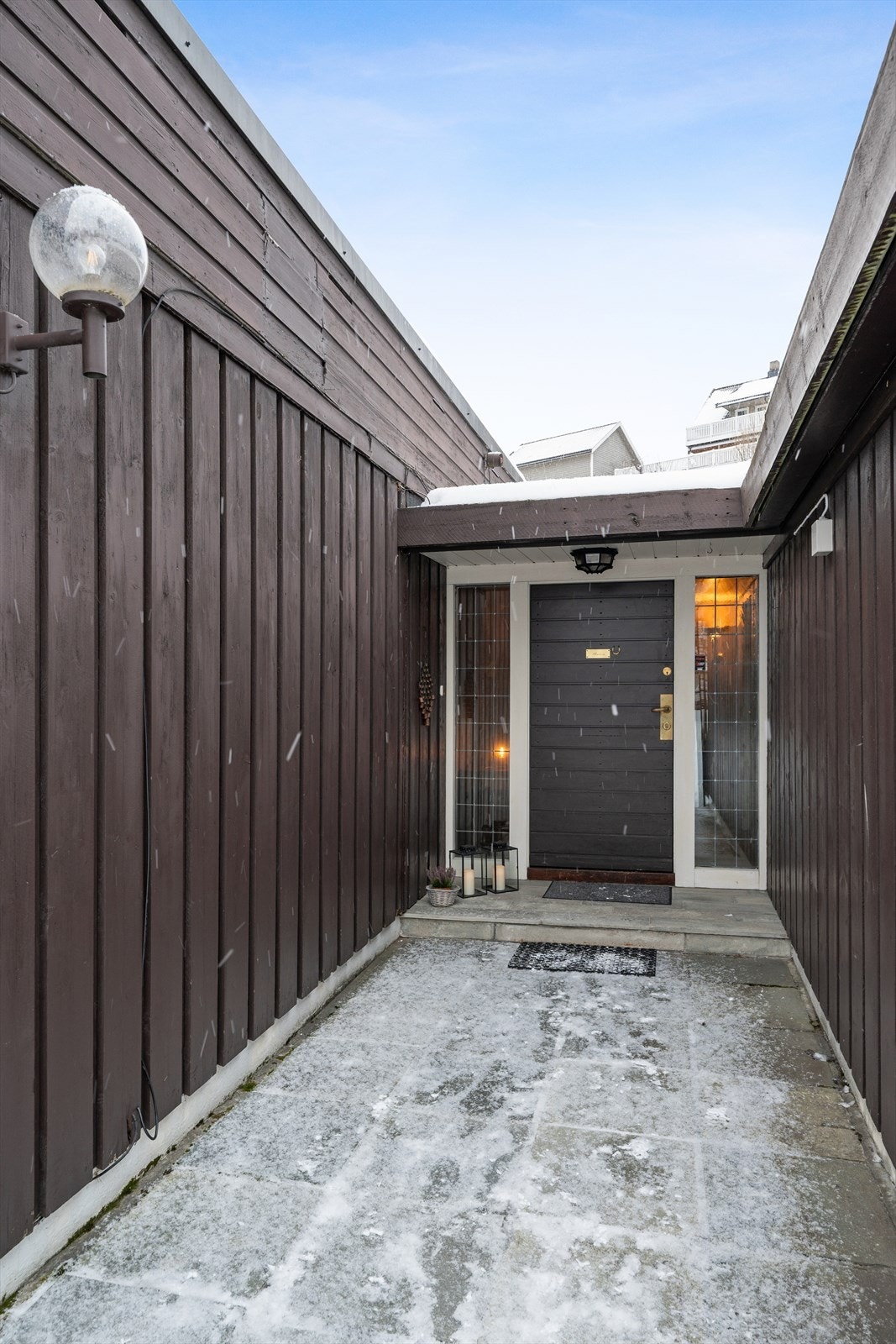 Et lunt og hyggelig inngangsparti ønsker deg hjertelig velkommen hjem. Galleribilde