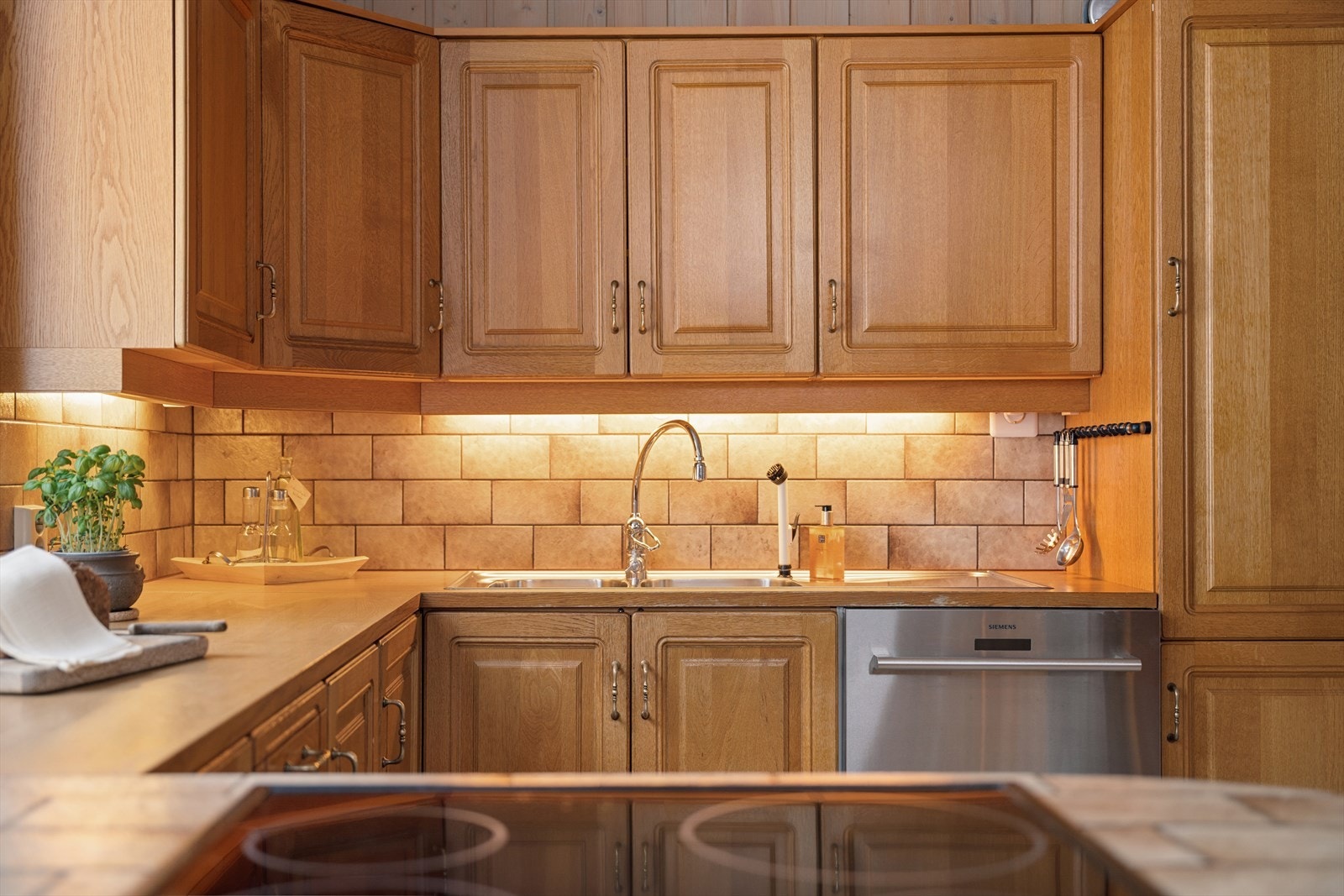 I innredningen er det integrert stekeovn og platetopp, samt plass for frittstående oppvaskmaskin og kjøl/frys. Galleribilde