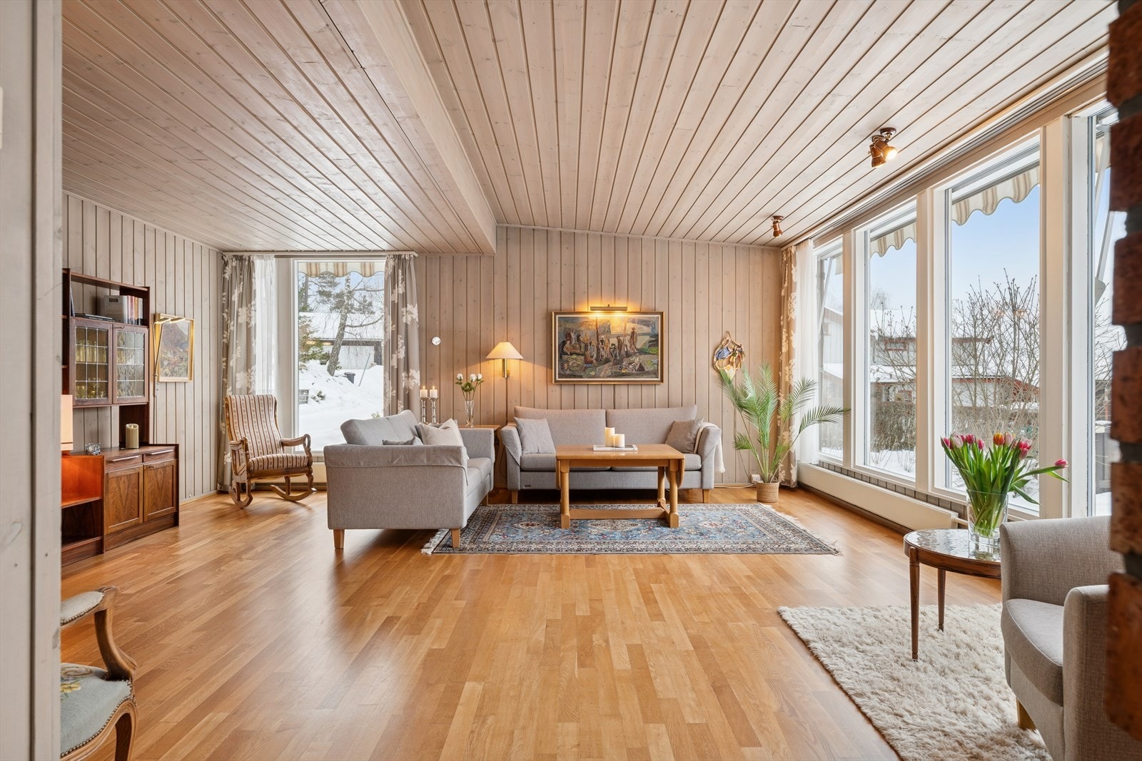 Vi beveger oss videre inn i en lys og koselig stue. Galleribilde