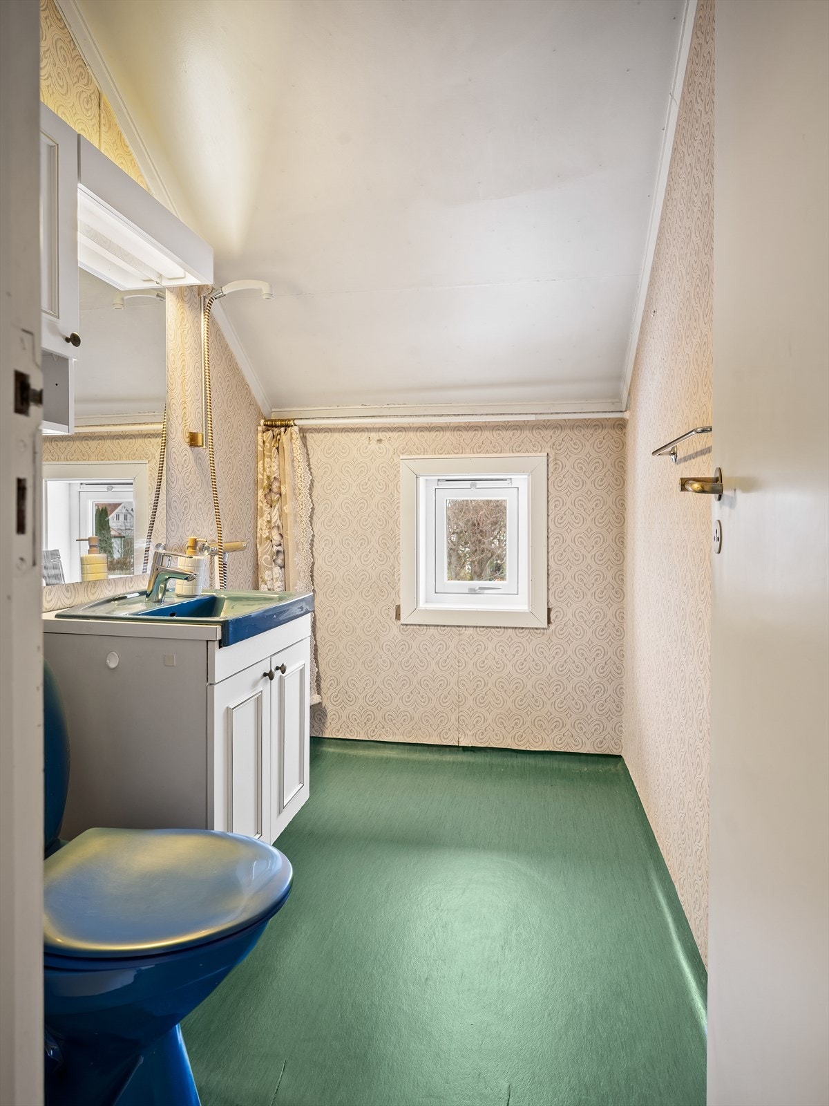 Bad i andre etasje med oppussingsbehov Galleribilde