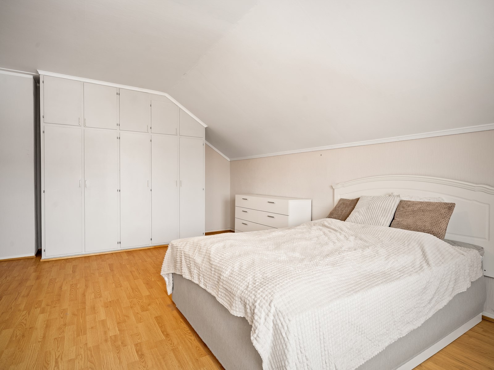 Soverom 2 med god plass til garderobe Galleribilde