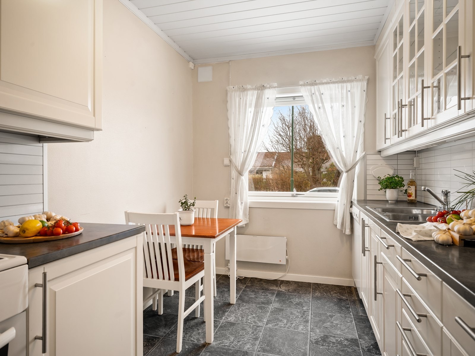 Hyggelig kjøkken med plass til kjøkkenbord Galleribilde