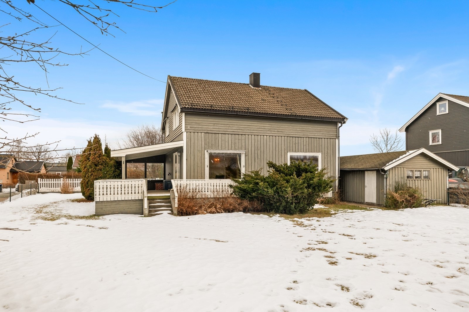 Området består hovedsakelig av eneboligbebyggelse med variert byggeår, fra eldre boliger til mer moderne bebyggelse, og har et gjennomgående rolig og familievennlig preg. Galleribilde