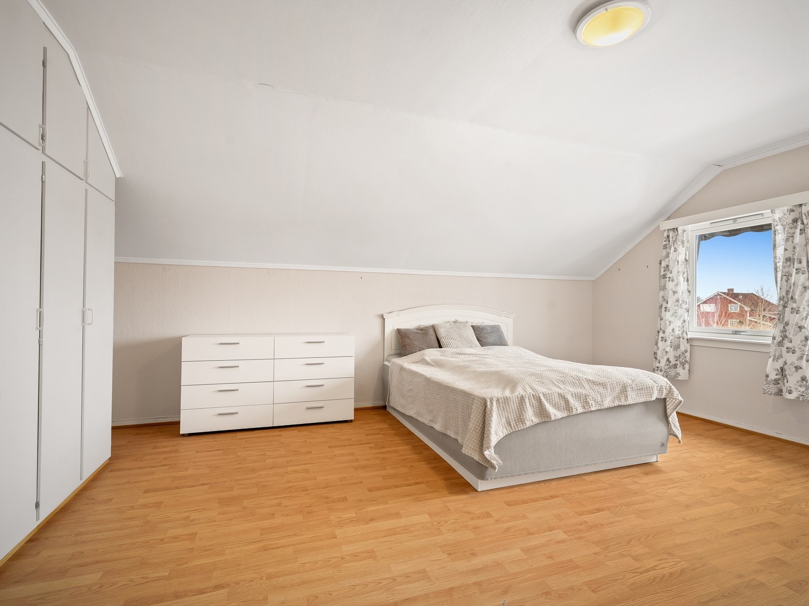 Soverom 2 er svært romslig og kan benyttes som loftsstue Galleribilde