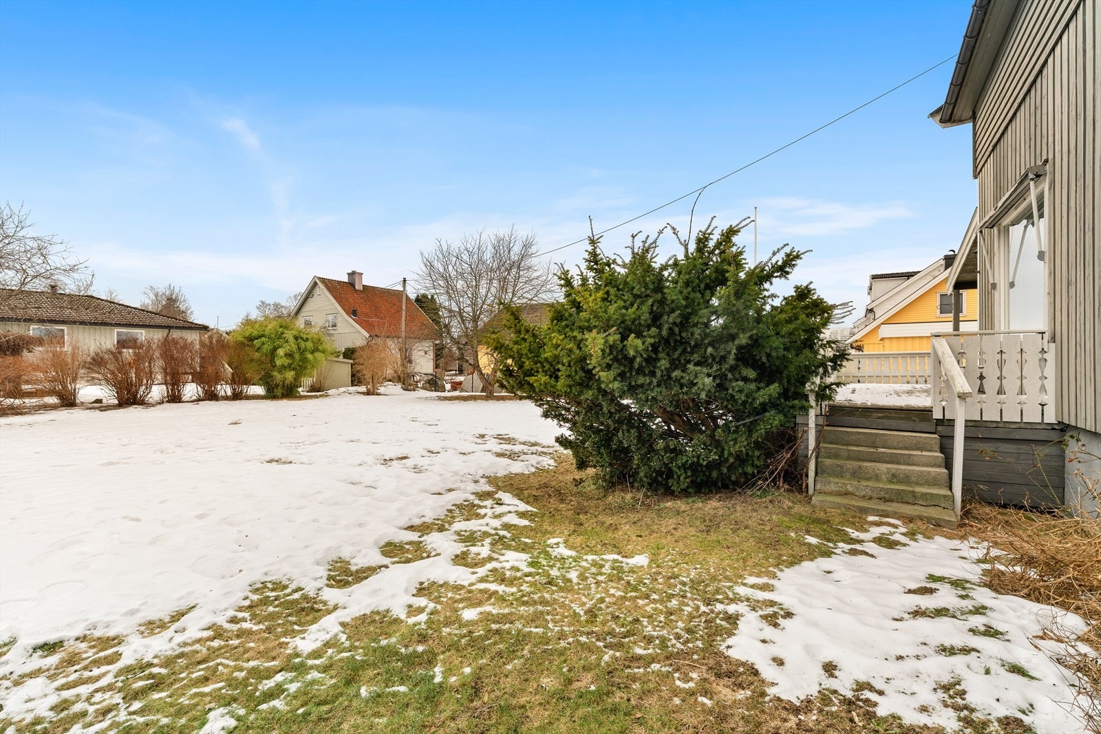 Romslig hage med god boltreplass for hele famiien Galleribilde