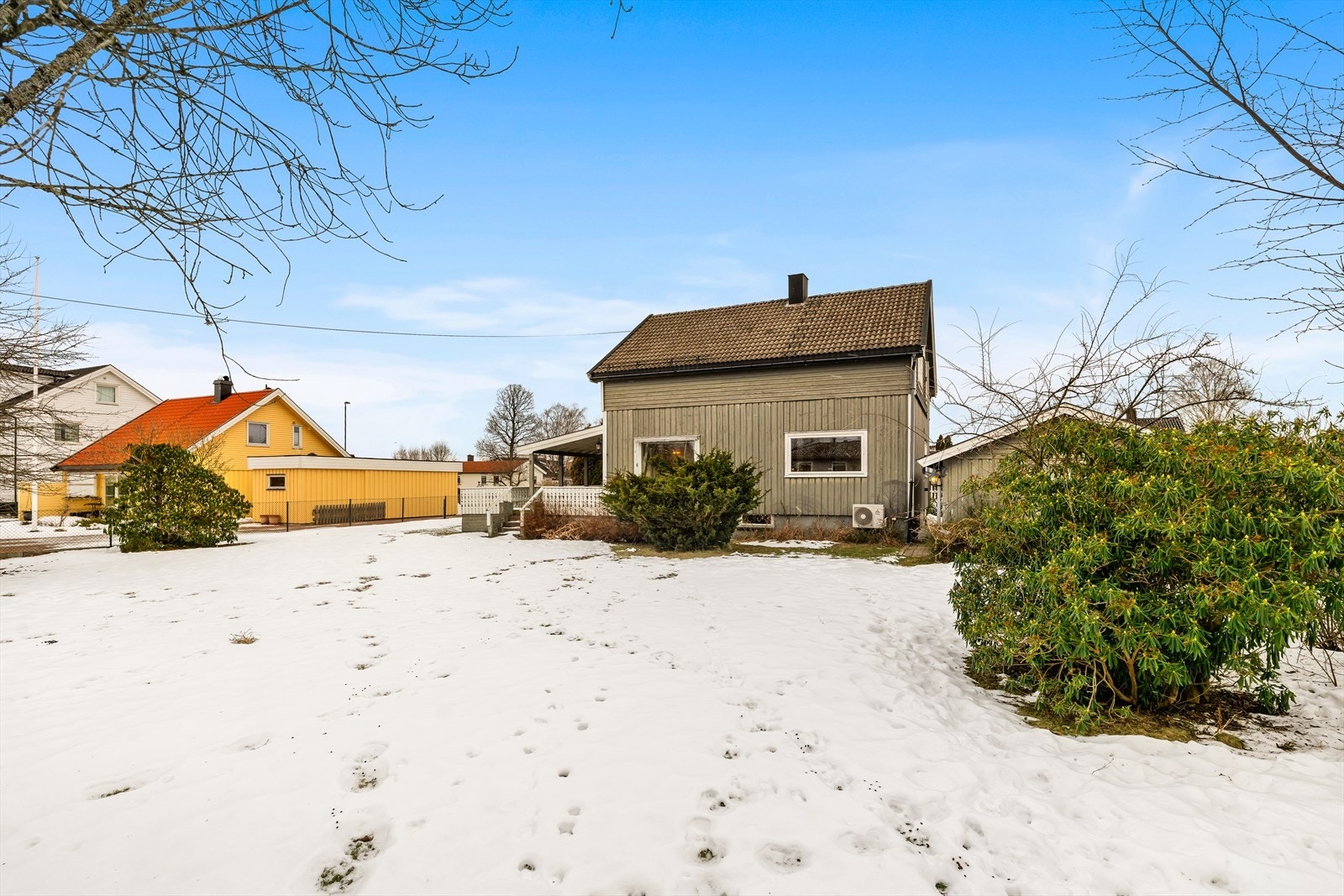 Hagen er inngjerdet med nyere gjerde. Galleribilde