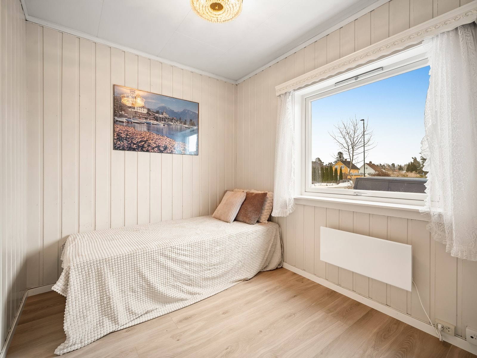 Velkommen til boligens første soverom, som ligger i første etasje. Galleribilde