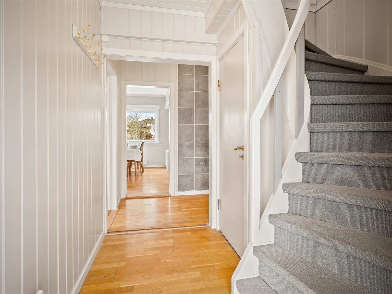 Boligen byr på et hyggelig inngangsparti med trapp ned til kjeller til høyre Galleribilde