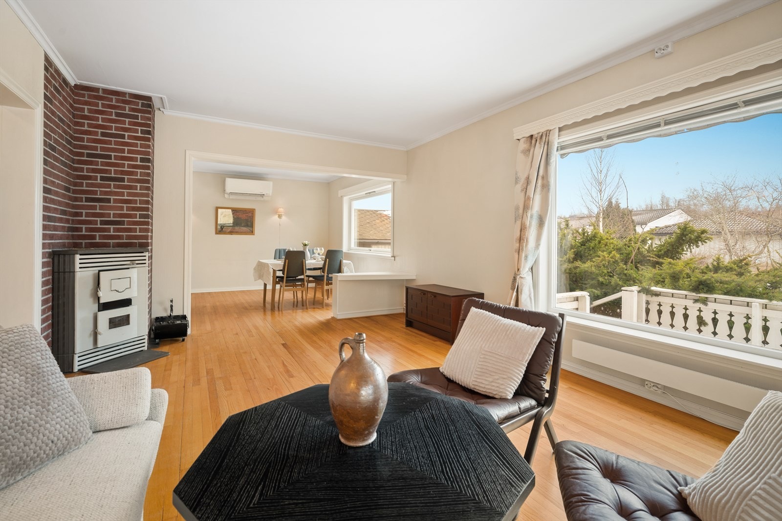 Videre byr boligen på en lys og romslig stue Galleribilde