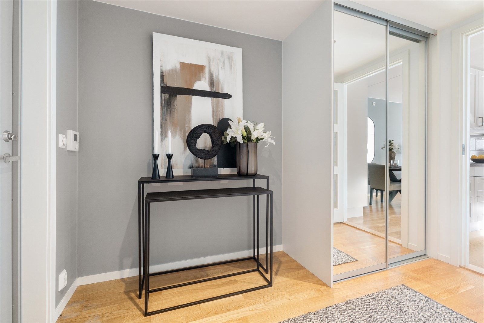 Her er det montert et romslig garderobeskap med skyvedører i speil. Det er ellers god plass til å montere et større skap eller sette opp en sjenk. Som lyskilde er taket senket ned med downlights. Galleribilde