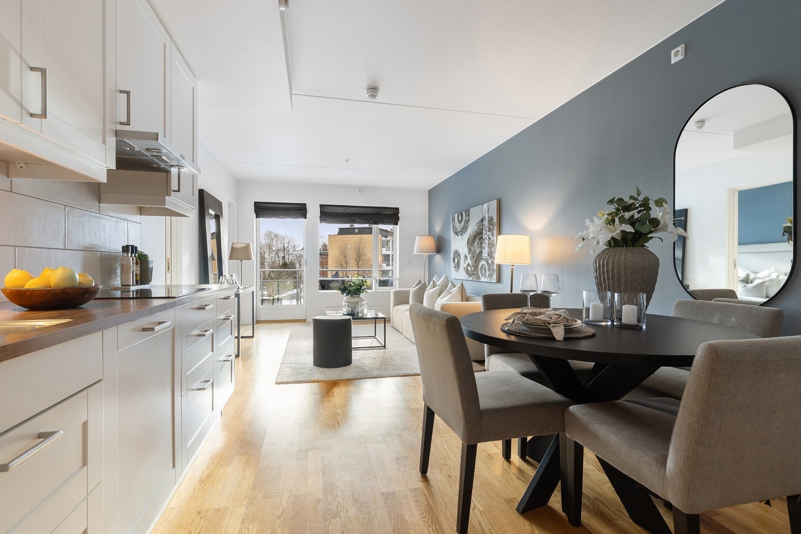 Fra kjøkkenet og spisestuen er det en åpen løsning til stuen, noe som byr på en sosial løsning. Galleribilde