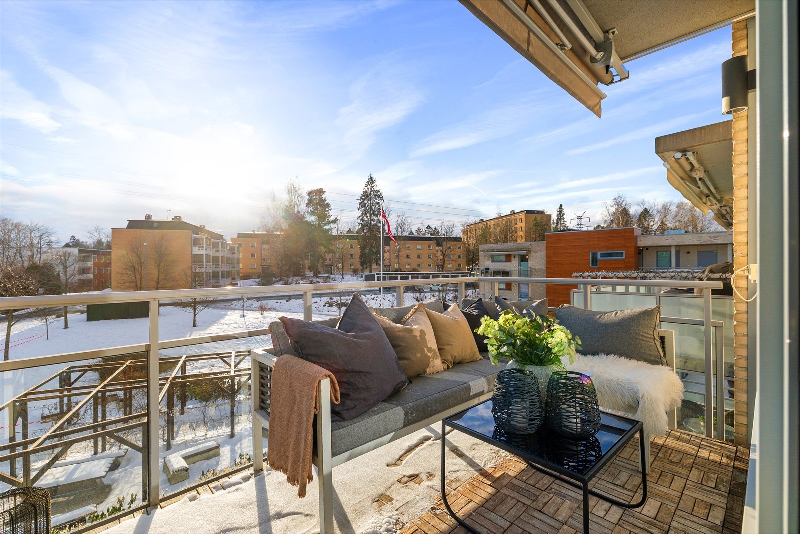 På balkongen er det elektrisk markise som passer godt på varme sommerdager. Balkongen kan innredes med en sittegruppe samt grill. Galleribilde